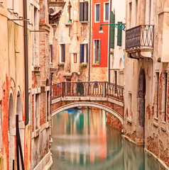 Fototapeta na wymiar Wenecja, Most na kanale wodnym i tradycyjną architekturę