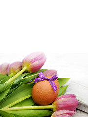 Obraz na płótnie Canvas Różowe tulipany i jaj z fioletowym łuk