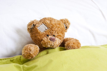 oso de peluche en la cama