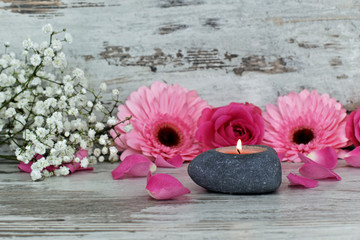 Kerze mit Blumen