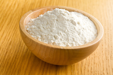 Fototapeta na wymiar Mąka w drewnianej misce