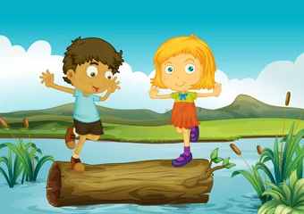 Photo sur Plexiglas Rivière, lac Une fille et un garçon au-dessus d& 39 un tronc flottant