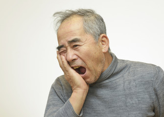 歯が痛い男性