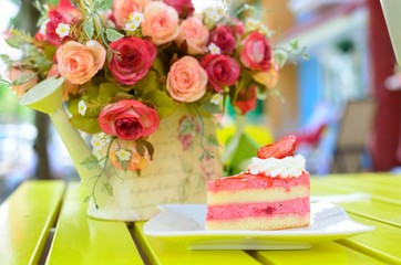 Obraz na płótnie Canvas Strawberry cake with flowers on table