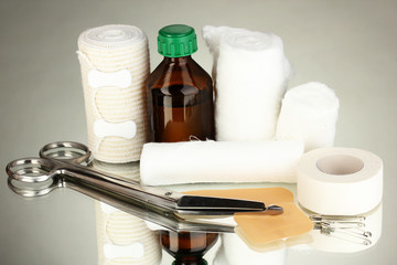 Naklejka premium First aid kit for bandaging on grey background