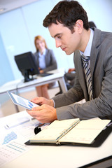 Fototapeta na wymiar Biznesmen za pomocą cyfrowego tabletu w biurze