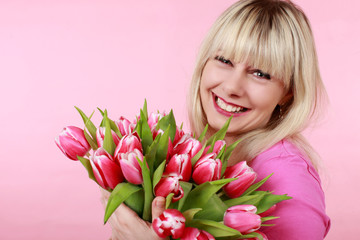 Glückliche Frau mit Tulpenstrauss - Valentinstag