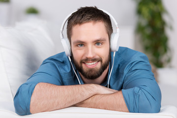 junger mann hört musik zu hause