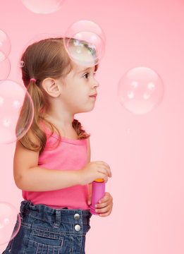 litle girl with soap bubbles