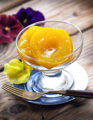 Canned peaches - Pesche sciroppate
