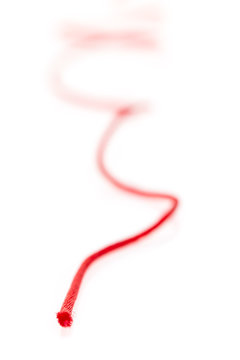Roter Faden auf wei&szlig;em Hintergrund