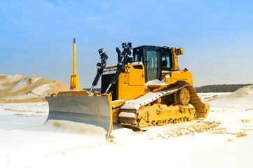 Planierraupe im Schnee