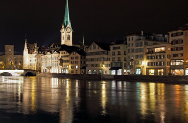 Fototapeta na wymiar Zurich stare miasto w nocy (Limmat)