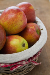 Rote Äpfel im Korb