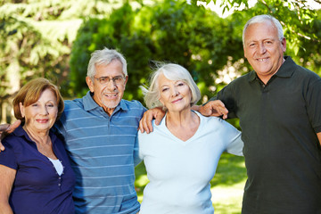 Vier lachende Senioren im Sommer