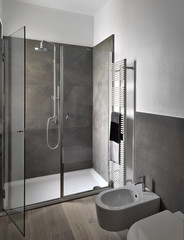 box doccia di vetro nel bagno moderno