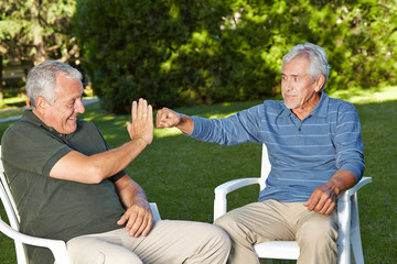Zwei befreundete Senioren begrüßen sich