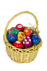 Osterkorb mit bunten gemusterten Ostereiern