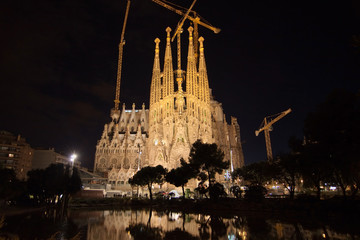 Naklejka premium Sagrada Familia at night