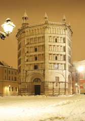Fototapeta na wymiar Baptysterium w nocy w śniegu