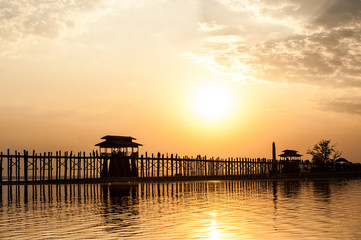 Fototapeta na wymiar Sunset at U Bein Bridge w Myanmarze