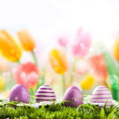 4 Ostereier vor Frühlingshintergrund