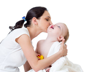 Obraz na płótnie Canvas matka całuje dziecko po kąpieli
