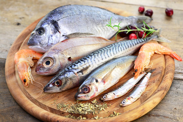 Fische auf dem Holzbrett