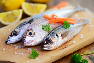 Fische auf dem Holzbrett