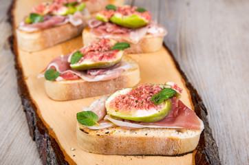 Crostini with fresh fig, peppermint and prosciutto ham