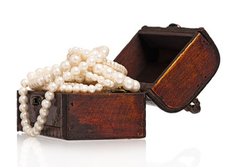 Box with pearl