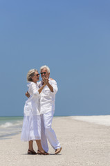 Fototapeta na wymiar Happy Senior Couple Dancing na tropikalnej plaży