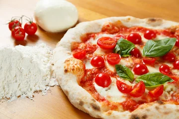 Crédence de cuisine en verre imprimé Pizzeria Pizza italienne typique, ingrédients en arrière-plan sur table en bois