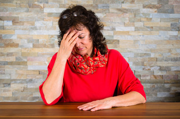 Ältere Dame mit Depression oder Kopfschmerzen