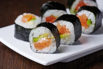 Foto op Plexiglas Sushi bar sushi met zalm en avocado