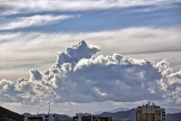Plakat Chmury o zachodzie słońca w całym mieście Cartagena