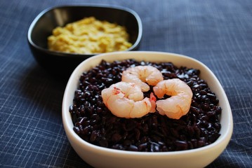 Black rice with shrimp and chickpeas cream
