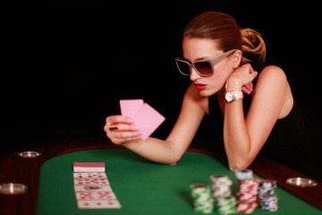 Frau am Pokertisch