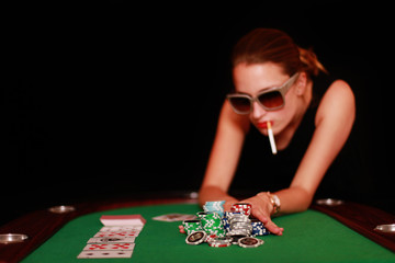 Frau mit Zigarette spielt Poker