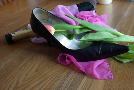 Schuhe und Sektflasche nach Feiern in der Nacht