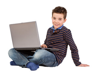 Freundlicher Junge -  Kind mit Notebook - Laptop auf dem Schoß