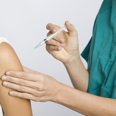 Krankenschwester impft eine Patientin