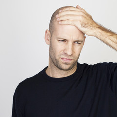 Obraz premium Mann mit Kopfschmerzen