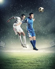 Abwaschbare Fototapete zwei Fußballspieler, die den Ball schlagen © Sergey Nivens