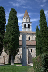 Fototapeta na wymiar Aquileia - kolumna za katedrą