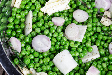 Frische Erbsen mit Gewürzen