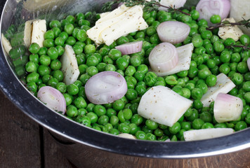 Frische Erbsen mit Gewürzen