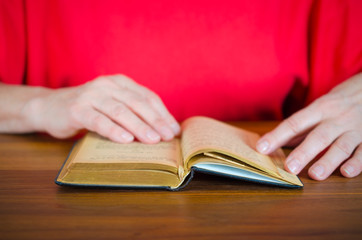 &Auml;ltere Frau liest in der Bibel
