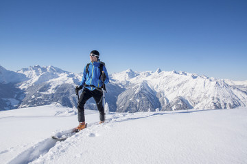 Fototapeta na wymiar Wycieczka narciarska w śnieżnych górach