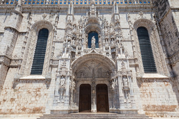 Fototapeta na wymiar Portico z klasztoru Hieronimitów w Lizbonie, Portugalia